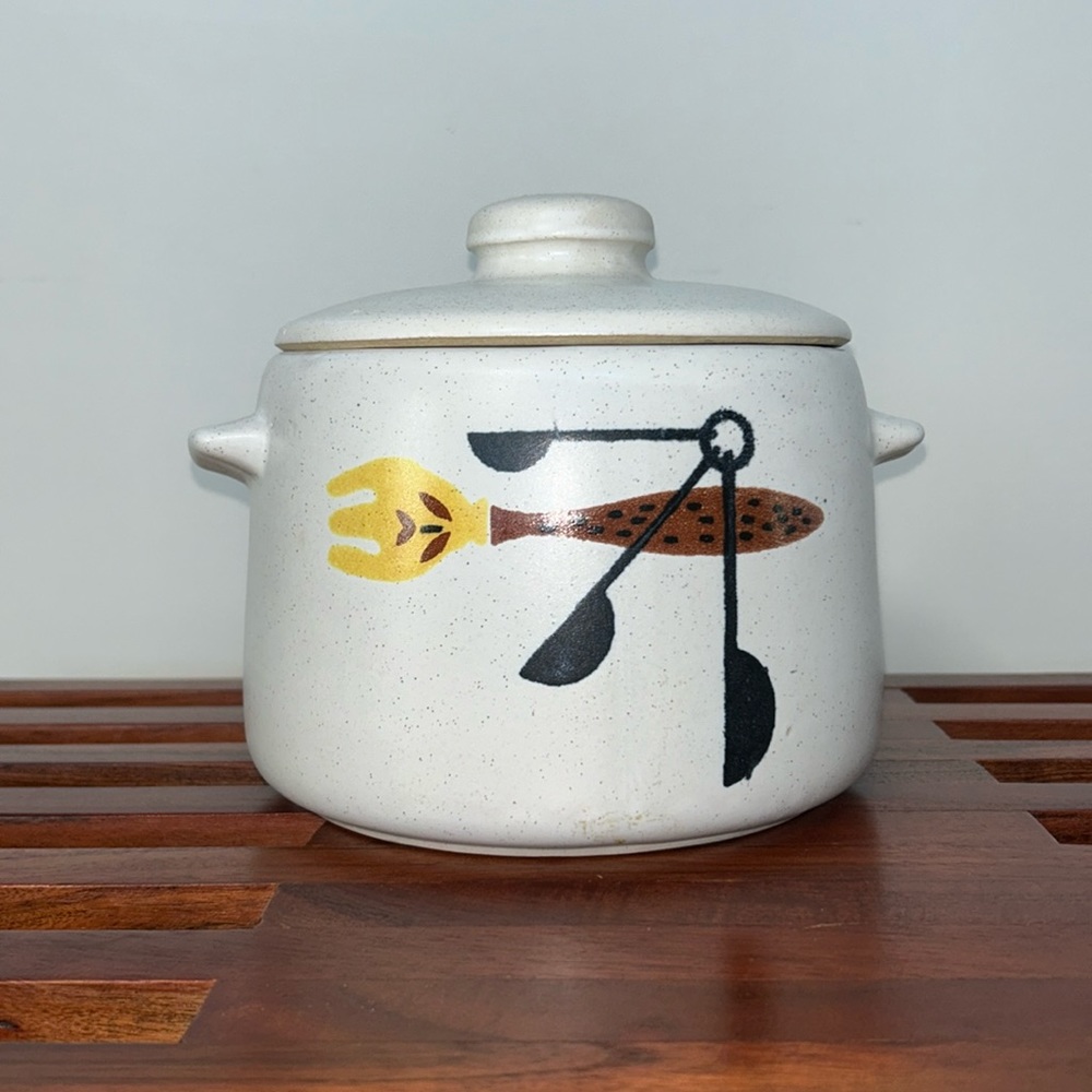 Vintage 1960’s West Bend “ Bean Pot “. Great condition. Tiny mark , chip on lid. - Picture 1 of 7